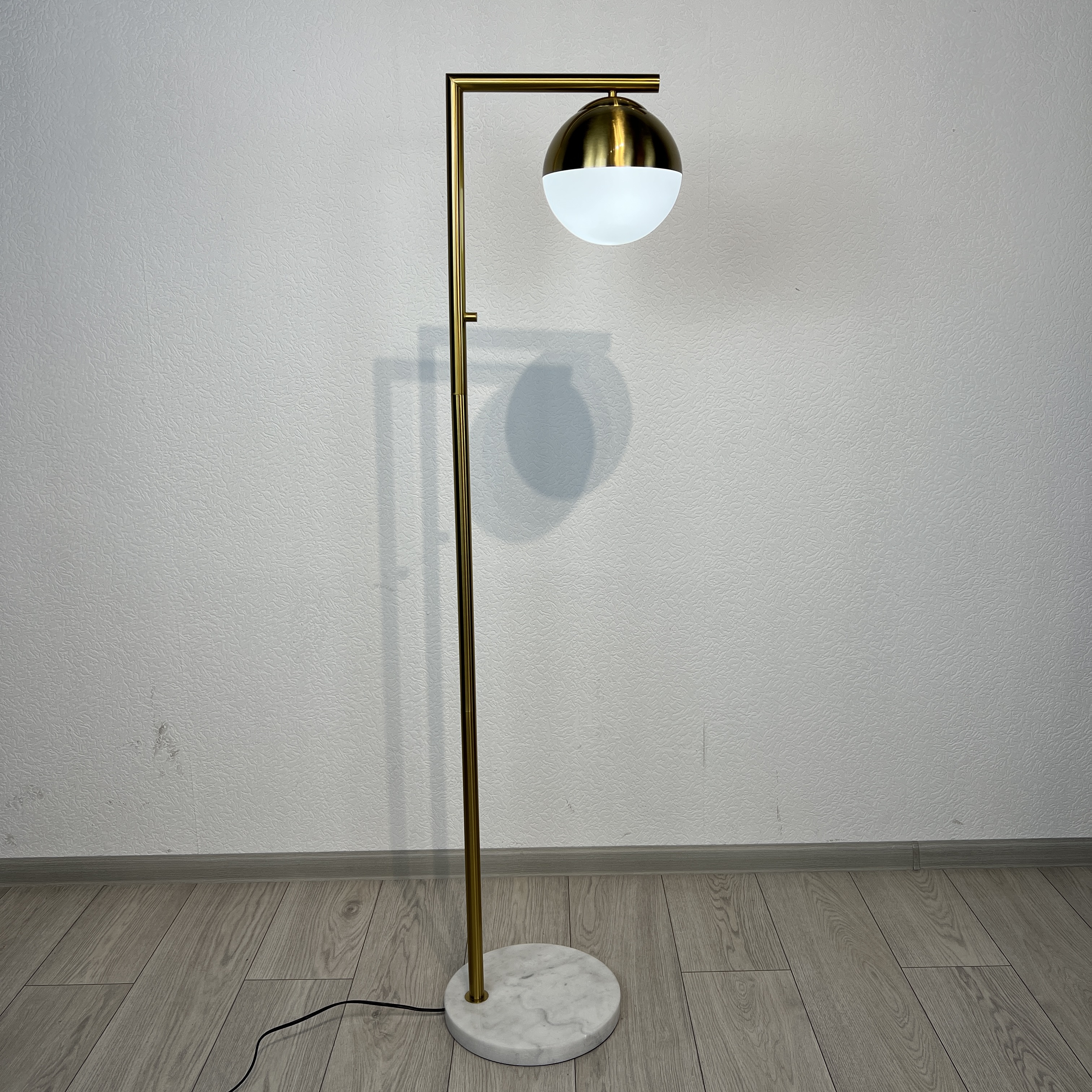 Торшер Geneva Single Glass Globe Floor Lamp *39*147 см, 1*E27*60W, ImperiumLoft 41.115-0, Белый, Латунь