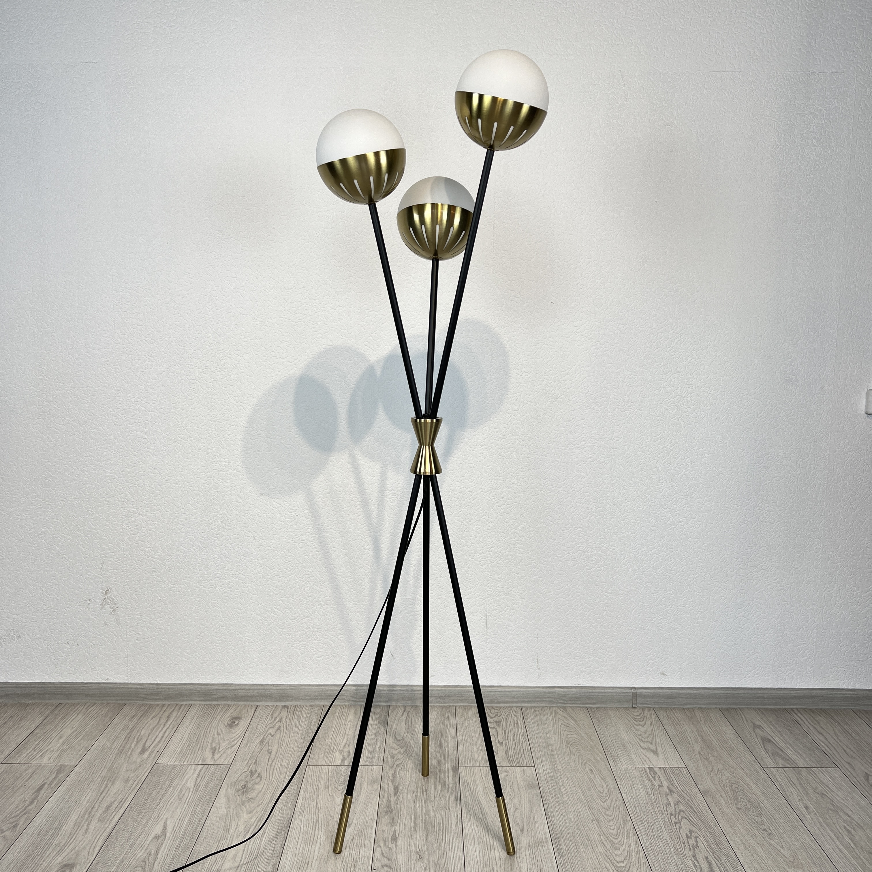 Торшер Caracas Tripod Floor Lamp 50*50*165 см, 3*E27*60W, ImperiumLoft 41.081-0, Чёрный, Латунь