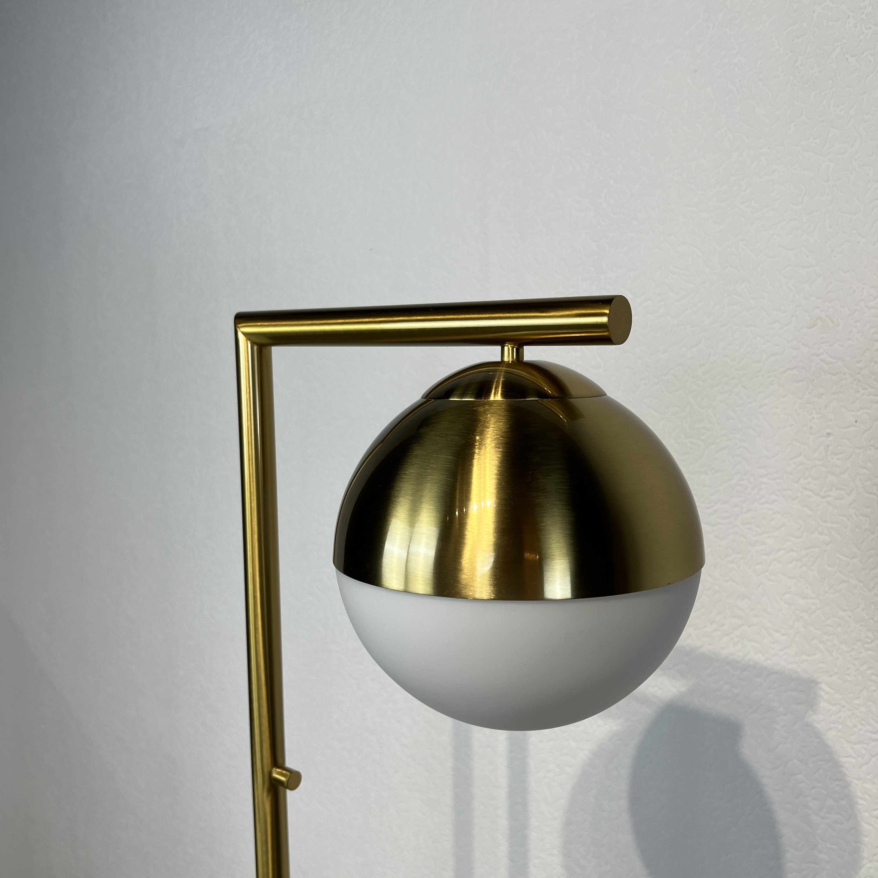 Торшер Geneva Single Glass Globe Floor Lamp *39*147 см, 1*E27*60W, ImperiumLoft 41.115-0, Белый, Латунь