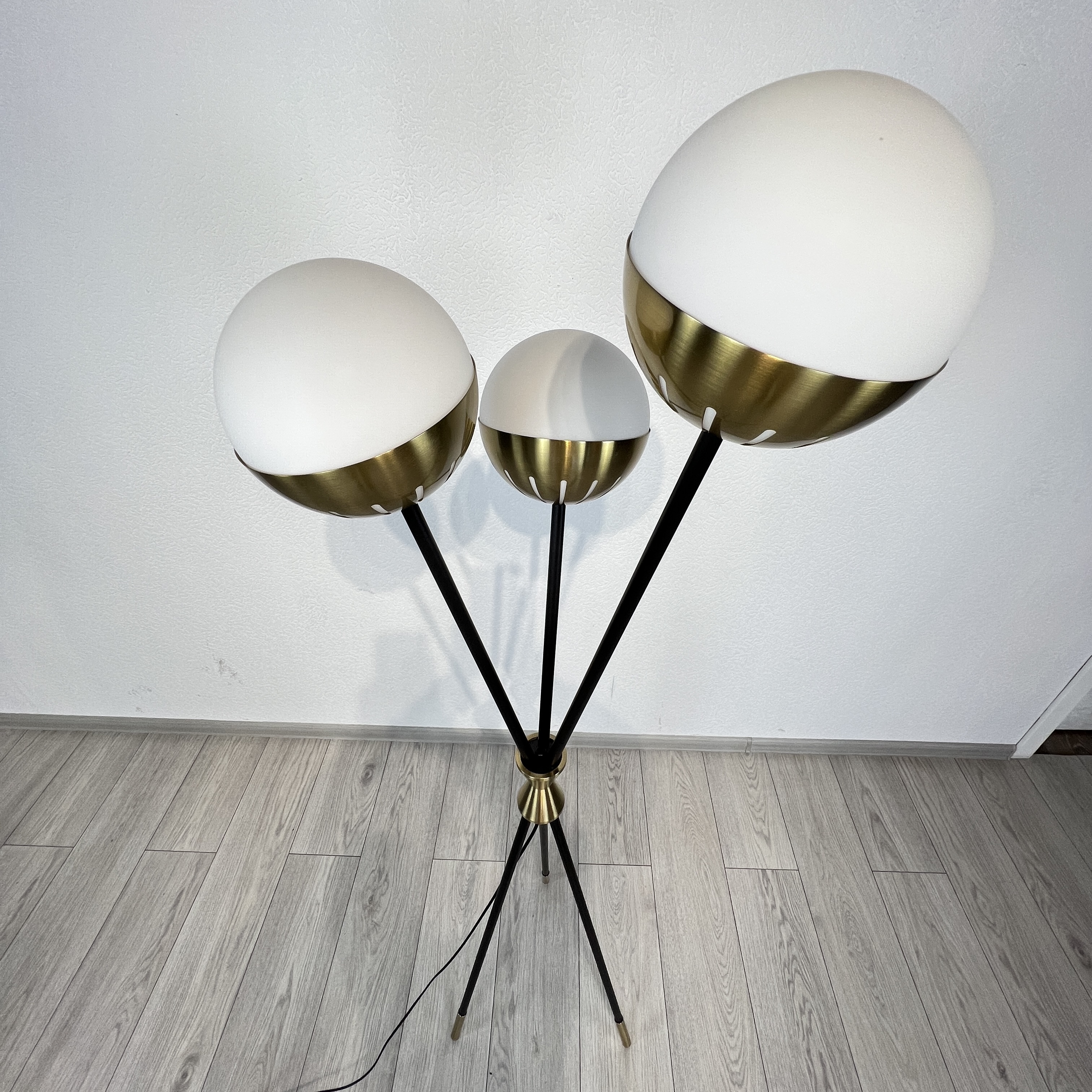 Торшер Caracas Tripod Floor Lamp 50*50*165 см, 3*E27*60W, ImperiumLoft 41.081-0, Чёрный, Латунь