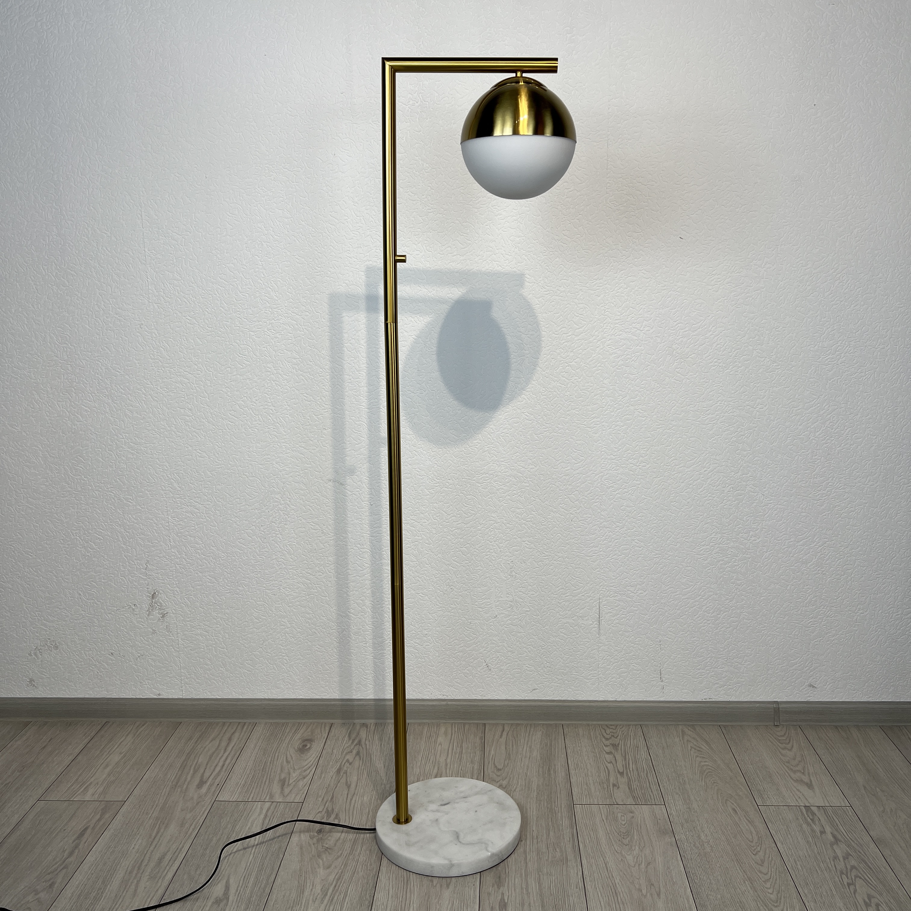 Торшер Geneva Single Glass Globe Floor Lamp *39*147 см, 1*E27*60W, ImperiumLoft 41.115-0, Белый, Латунь